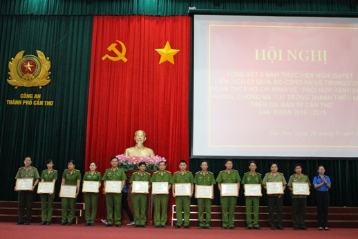 Đồng chí Trần Thị Vĩnh Nghi – UVBTV Trung ương Đoàn, Thành ủy viên, Bí thư Thành Đoàn Cần Thơ tặng giấy khen cho các cá nhân xuất sắc.